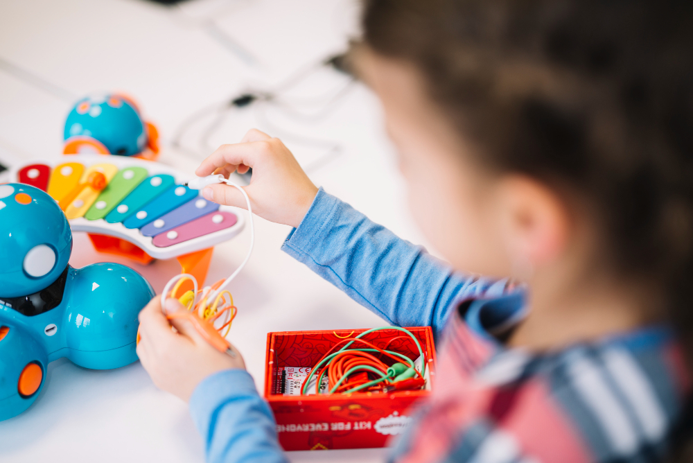 Élèves d'un lycée français à l'étranger collaborant sur un projet créatif avec l'intelligence artificielle.