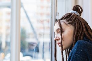 Adolescent allophone dans un moment de réflexion