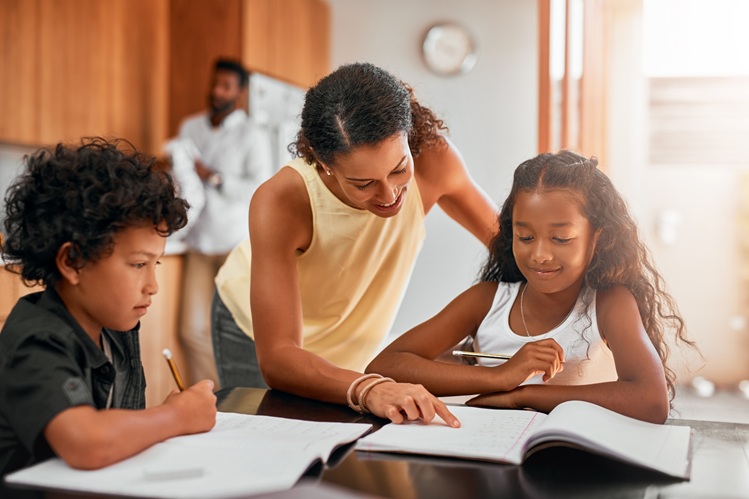 Parent aidant son enfant allophone à apprendre le français à la maison