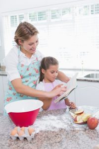 Enfant cuisinant avec un parent pour apprendre le vocabulaire français