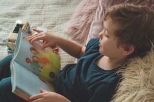 Enfant lisant un album illustré dans le cadre d'une routine de lecture