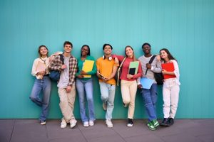 Lycéens de profils divers en classe au collège